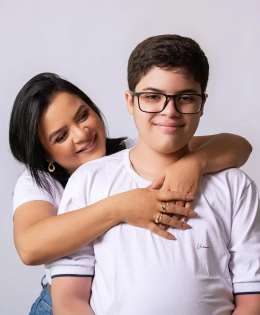 Eliane Oliveira abraçando o filho
